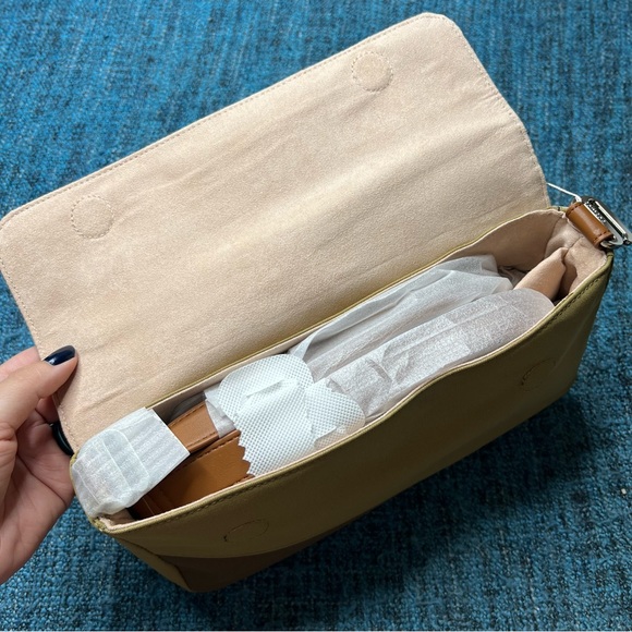 Tomtoc Versatile Switch Daily Crossbody Bag in Khaki - Picture 3 of 9